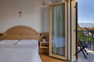 A bed or beds in a room at Agritur Cristina