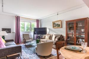 sala de estar con sofá y mesa en Amazing Apartment - 6 guests - 5 min from Gare de Lyon, en París