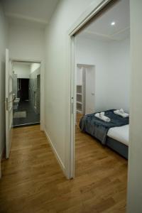 a bedroom with a bed and a large mirror at Splendido appartamento nel centro di Roma, Monti in Rome