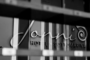 Certifikát, hodnocení, plakát nebo jiný dokument vystavený v ubytování Hotel Jonni