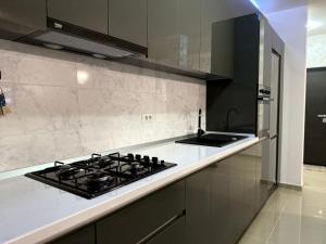 a kitchen with a stove and a counter top at Mrs Smart Luxury Apartament in Ploieşti