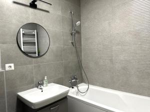 Phòng tắm tại Mrs Smart Luxury Apartament +9 ảnh