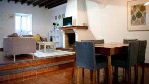 ein Wohnzimmer mit einem Tisch und einem Sofa in der Unterkunft Casa Arcanjo in Lagoa