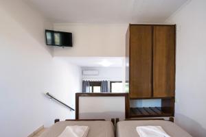 Televízia a/alebo spoločenská miestnosť v ubytovaní Captain's Beach Apartments