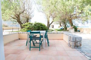 Patio alebo iná vonkajšia časť ubytovania Captain's Beach Apartments