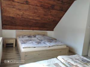 Postel nebo postele na pokoji v ubytování Chata pod lipou Bobrovník