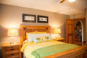 מיטה או מיטות בחדר ב-Birch Creek Lodge