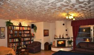 Hotel Piancastello في أندالو: غرفة معيشة مع أريكة ومدفأة