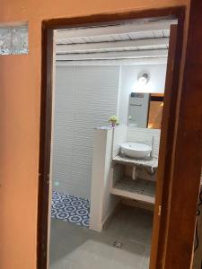 y baño con lavabo y espejo. en Cabaña 12 La Tinaja Doradal Antioquia, en Puerto Triunfo