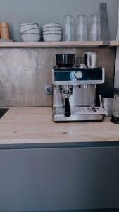 een koffiezetapparaat op een aanrecht bij Altstadtjuwel in Cadolzburg- Hidden by Feingemacht in Cadolzburg