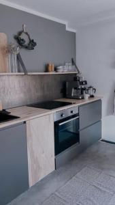 a kitchen with a stove and a counter top at Altstadtjuwel in Cadolzburg- Hidden by Feingemacht in Cadolzburg