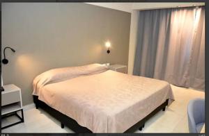 Postel nebo postele na pokoji v ubytování Hotel Alvarado Suites