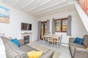 uma sala de estar com um sofá e uma mesa em 5 Stable Cottages , Hartington Road, Cromer.North Norfolk. NR27 0EJ em Cromer