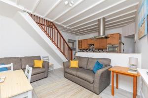 uma sala de estar com dois sofás e uma mesa em 5 Stable Cottages , Hartington Road, Cromer.North Norfolk. NR27 0EJ em Cromer