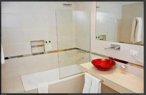 Koupelna v ubytování Hotel Alvarado Suites