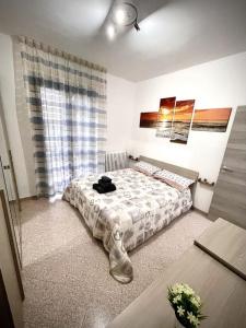 Un dormitorio con una cama en el medio. en Comodo Bilocale in ottima posizione, en Alessandria