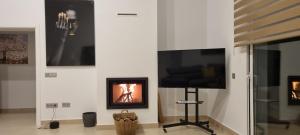 Televízia a/alebo spoločenská miestnosť v ubytovaní Finca La Mirage Coin