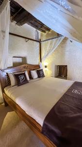 a bedroom with a large bed in a room at the suwgra-Al-Jabal Al-Akdar in Sūkirah
