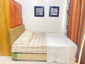 Een bed of bedden in een kamer bij camaya coast mariveles bataan condo villa