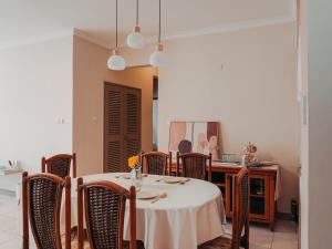 a dining room with a table and chairs at Gee homestay in Kota Kinabalu