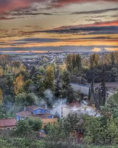 una pintura de un pueblo con humo en los árboles en Ciudad Rodrigo La Casa Azul, en Ciudad Rodrigo