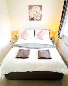 a bedroom with a bed with two towels on it at Loch Leven Getaway - 2 bed house in Kinross