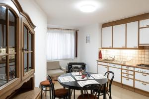 - une cuisine et une salle à manger avec une table et des chaises dans l'établissement City Smart Home, Hi-End Services, Media Streaming, à Vienne