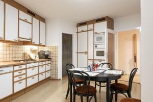 - une cuisine avec une table et des chaises dans la chambre dans l'établissement City Smart Home, Hi-End Services, Media Streaming, à Vienne