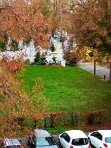 A garden outside Rare à Colmar - Appartement Champ de Mars vue sur Parc - 70m2 - 2 chambres