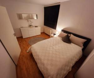 Un pat sau paturi într-o cameră la Komfortable Ferienwohnung Auf dem Höchsten