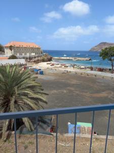 uma vista para a praia a partir de uma varanda em Hotel Sol Marina em Tarrafal