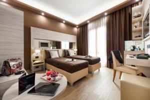 ein Schlafzimmer mit einem Bett und einem Schreibtisch in einem Zimmer in der Unterkunft Hotel Trapani In in Trapani