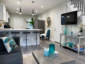 sala de estar con sofá y cocina en Cozy Short & Suite 4-Bedroom Stay- Minutes to City, en Quincy