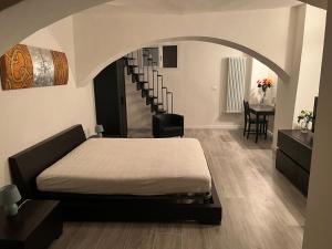 ボローニャにあるAppartamento Bononiaの階段のある部屋のベッドルーム1室(ベッド1台付)