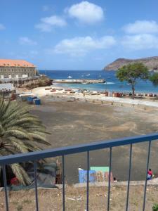 タラファルにあるHotel Sol Marinaのビーチの景色を望むバルコニーが備わります。 +13枚の写真