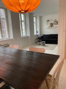 een woonkamer met een tafel en een bank bij Ultra central location in Kopenhagen