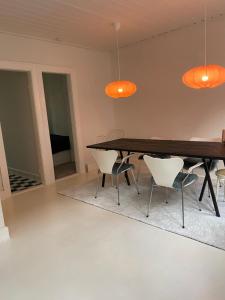 een eetkamer met een tafel en stoelen bij Ultra central location in Kopenhagen
