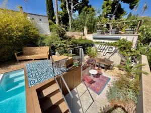 a backyard with a swimming pool and a garden at Casita Neptuno in Palma de Mallorca