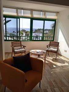 un soggiorno con divano e 2 sedie di Blue View Hermoso Apartamento Remodelado Ubicación Ideal a Costa Teguise