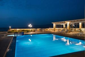 Bazén v ubytovaní Captain's Beach Apartments alebo v jeho blízkosti