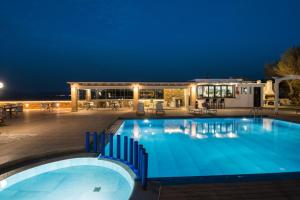 Bazén v ubytovaní Captain's Beach Apartments alebo v jeho blízkosti