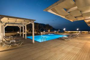 Bazén v ubytovaní Captain's Beach Apartments alebo v jeho blízkosti