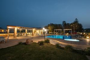 Bazén v ubytovaní Captain's Beach Apartments alebo v jeho blízkosti