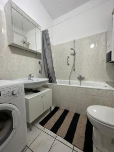ein Badezimmer mit einem Waschbecken und einer Waschmaschine in der Unterkunft FeWo for max 6 Guests near Hagen-City in Hagen