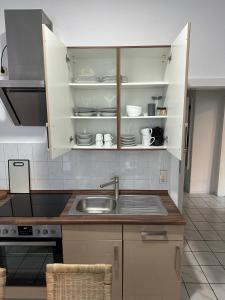 eine Küche mit einer Spüle und einer Arbeitsplatte in der Unterkunft FeWo for max 6 Guests near Hagen-City in Hagen