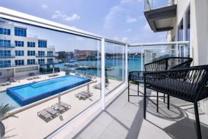 Fotografia z galérie ubytovania Stylish luxury condo, central location, ocean view, pool, gym v destinácii Oranjestad + 37 fotografií
