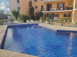 een groot zwembad voor een gebouw bij Blick auf Atalaya in Port de Pollença