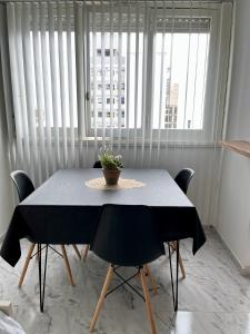 una mesa de comedor con sillas y una planta en Departamento Reciclado en Mar del Plata en Mar del Plata