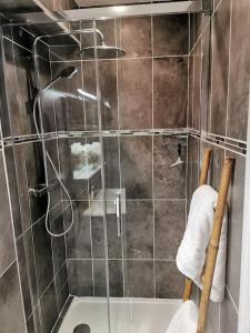 uma casa de banho com um chuveiro, uma banheira e um lavatório. em Superbe appartement centre ville proche des pistes em Morez