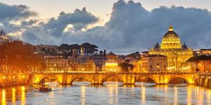 uma ponte sobre um rio em frente a uma cidade em Vatican Apartments 1-2 em Roma
